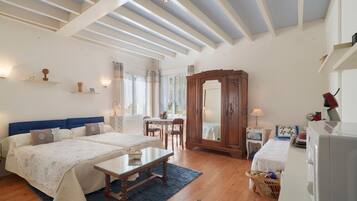 1 dormitorio, tabla de planchar con plancha, wifi y ropa de cama