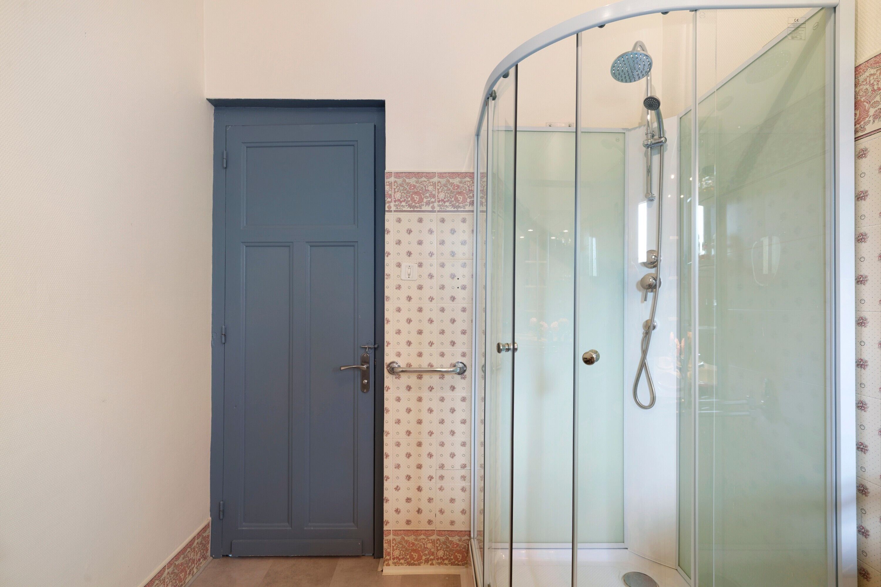 Douche, sèche-cheveux, serviettes fournies