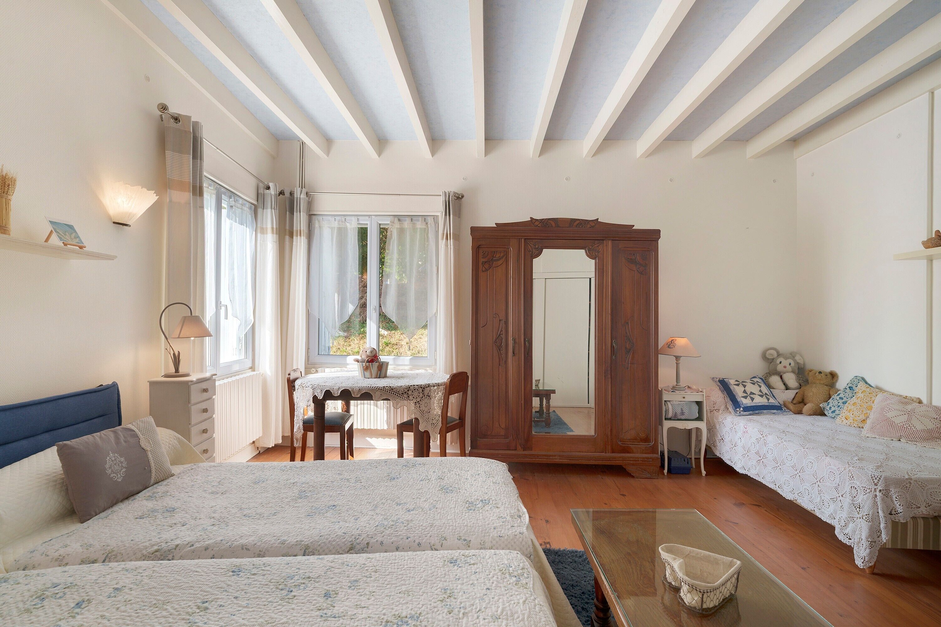 1 dormitorio, tabla de planchar con plancha, wifi y ropa de cama
