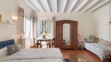 1 dormitorio, tabla de planchar con plancha, wifi y ropa de cama
