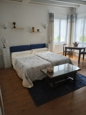 Room - Bed and Breakfast 'Chambre Bleue' with Private Garden, Wi-Fi and Air Conditioning (Saint Aulaye-Puymangou)