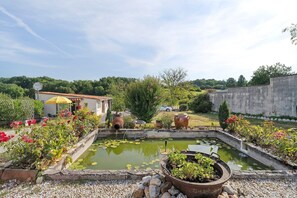 Property grounds - Bed and Breakfast 'Chambre Bleue' with Private Garden, Wi-Fi and Air Conditioning (Saint Aulaye-Puymangou)