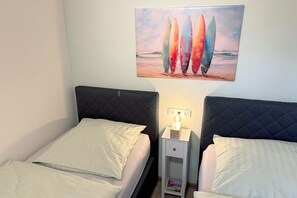 2 bedrooms, travel cot, free WiFi, bed sheets - Vacation apartment with terrace, 20m to Neuharlingersiel harbor, WLAN, 75m2 parking space (Neuharlingersiel)