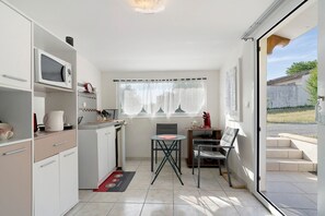 Wasserkocher mit Kaffee-/Teezubehör, Kühlschrank, Mikrowelle, Herdplatte