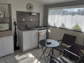 Private kitchen - Bed and Breakfast 'Chambre Du Jardin' with Private Terrace, Private Garden and Wi-Fi (Saint Aulaye-Puymangou)