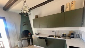 A modern kitchen with a built-in oven, a sink, and a countertop. - Casale Nelli - Window on the Lake (Petrella Salto)