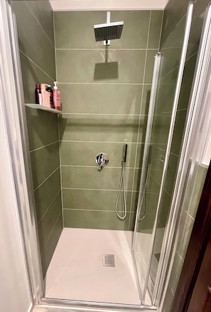 Shower, hair dryer, bidet, towels - Casale Nelli - Window on the Lake (Petrella Salto)