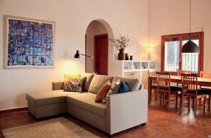 TV, ping pong, books, stereo - Quietly located fully equipped casa with pool and beautiful views (Cómpeta)