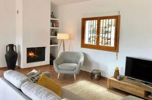 TV, ping pong, books, stereo - Quietly located fully equipped casa with pool and beautiful views (Cómpeta)