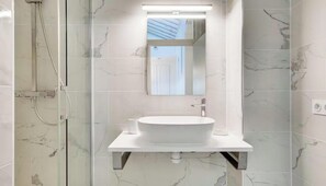 Shower, hair dryer, towels, soap - BLENDING ELEGANCE, COMFORT & AN EXCEPTIONAL LOCATION- RUE VIEILLE DU TEMPLE (Paris)