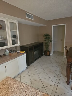 Interior - Enjoyable 3-bedroom house with AC in quaint Sun City West +55 community. (Sun City West)