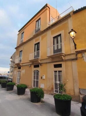 Exterior - Ortigia Mare - Seafront Apartment with Balconies in the Historic Center (Siracusa)