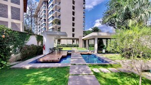 Pool - Stunning studio with city views steps from the Junction Mall (Nairobi)