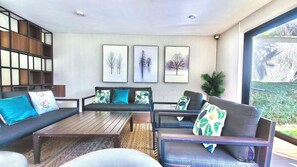 TV - Stunning studio with city views steps from the Junction Mall (Nairobi)