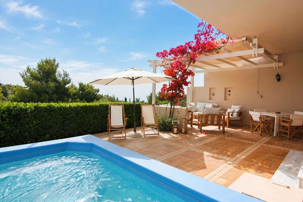 A pool with lounge chairs and umbrellas, a pergola with flowers, and a view of the sky. - Porto Cheli 4bedroom Villa Plunge Pool Seaview 2 (Ermionida)