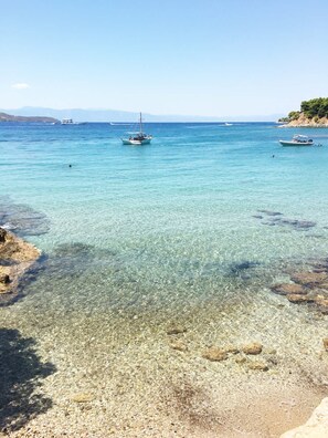 A clear coastal view with boats, rocky shoreline, and calm sea. - Porto Cheli 4bedroom Villa Plunge Pool Seaview 1 (Ermionida)