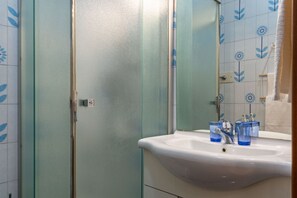 Shower, bidet, towels, shampoo - Pasadena House -Arona- Terrace with lake view - AC (Arona)