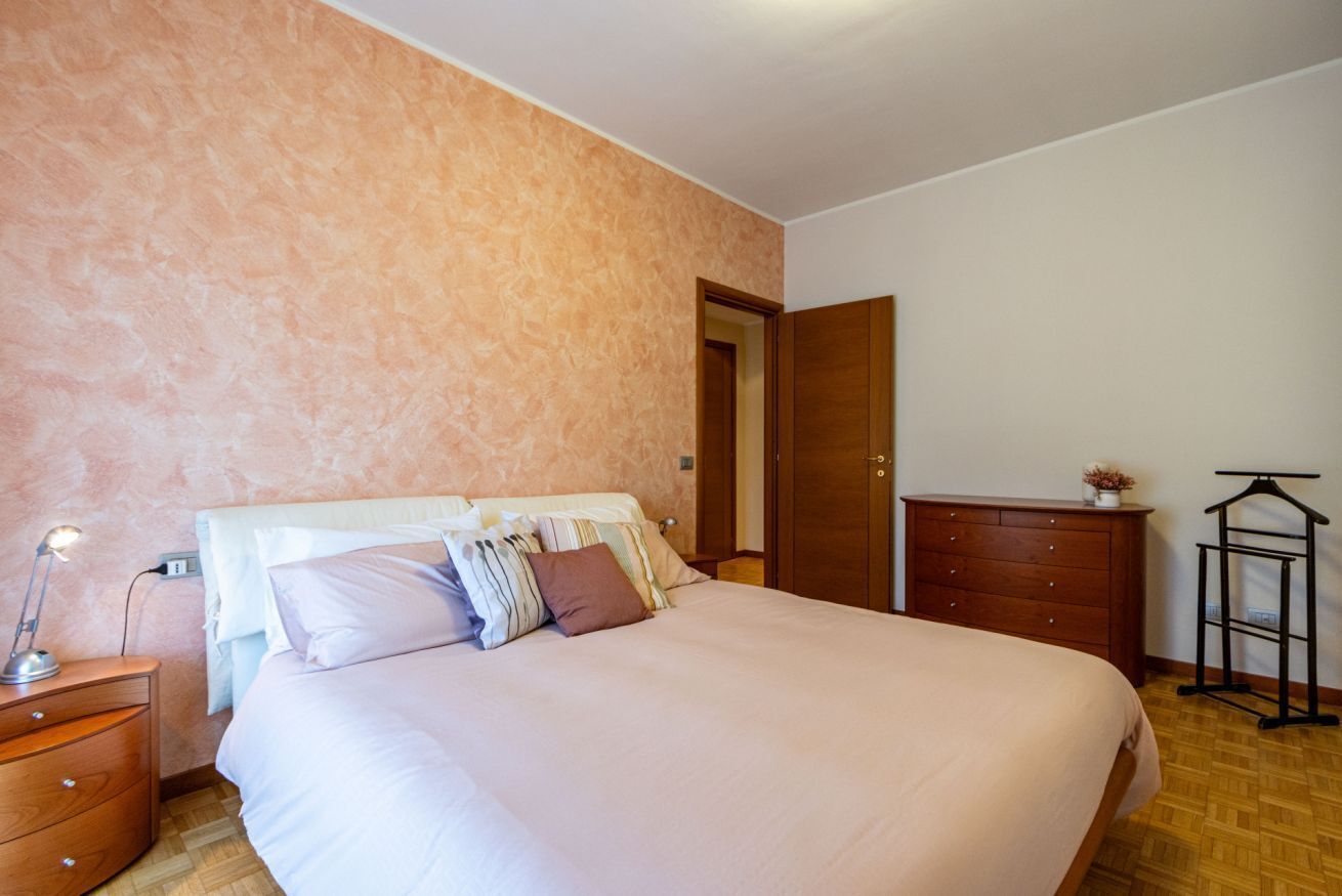 Iron/ironing board, travel crib