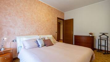 Iron/ironing board, travel crib