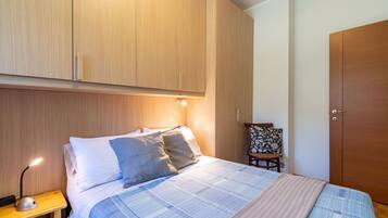 Iron/ironing board, travel cot