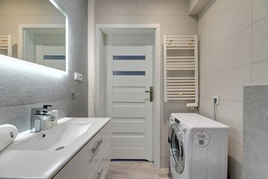 Apartamento família, vista para a cidade | Banheiro