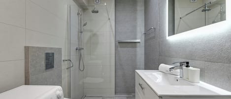 Căn hộ dành cho gia đình, quang cảnh thành phố | Phòng tắm