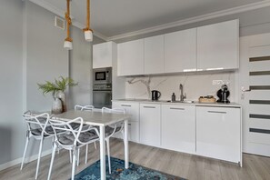 Apartamento família, vista para a cidade | Opções para refeição