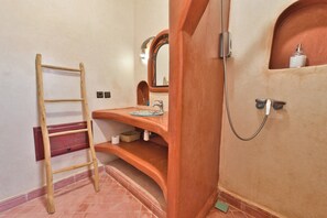 Comfort Triple Room, Garden View | Bathroom | Hair dryer, towels, shampoo, toilet paper - Villa Nouran (Ghazoua)