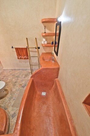 Comfort Double Room, Garden View | Bathroom | Hair dryer, towels, shampoo, toilet paper - Villa Nouran (Ghazoua)
