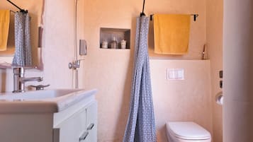 Comfort Twin Room, Balcony, Garden View | Bathroom | Hair dryer, towels, shampoo, toilet paper