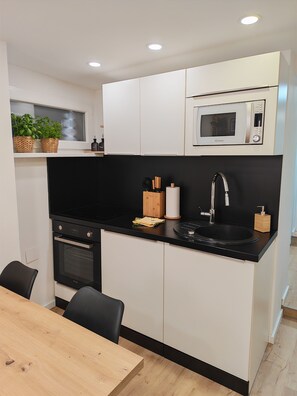 Coffee/tea maker, fridge, microwave, oven - Welcome to Apartment Luanna, a cozy sanctuary in the old town core of Koper. (Koper)