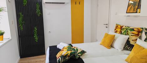 2 Schlafzimmer, Zimmersafe, Schreibtisch, Bügeleisen/Bügelbrett