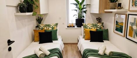 2 bedrooms, in-room safe, desk, iron/ironing board