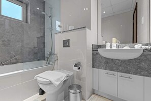 Een douche, een haardroger, handdoeken, shampoo