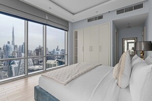 Iron/ironing board, WiFi, bed sheets - Premium 3BR Stay and Maid Room, Near Downtown (Business Bay)