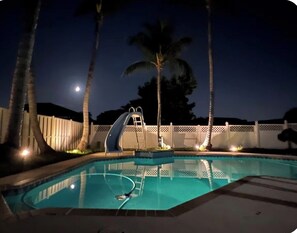 Pool - Charming bedroom for 1 guest in Margate. (Margate)