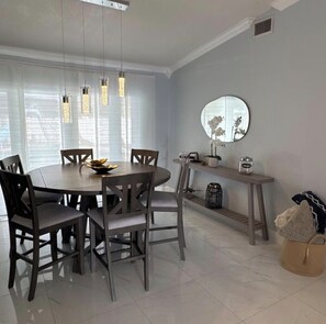 Dining - Charming bedroom for 1 guest in Margate. (Margate)