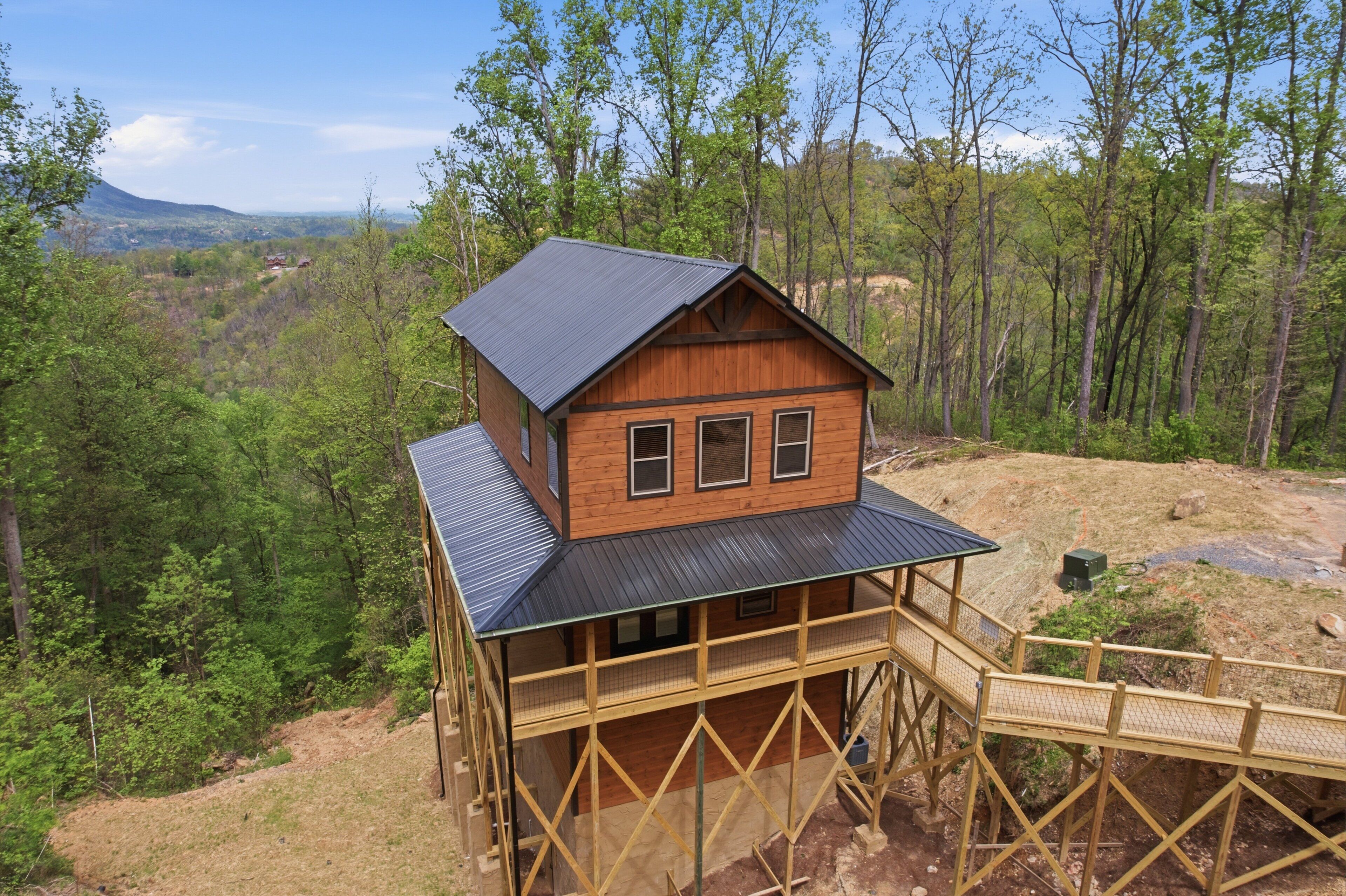 Eine Holzhütte mit Balkon, umgeben von Wald.