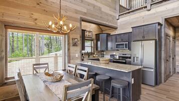 Chalet rustique, 3 chambres | Restauration