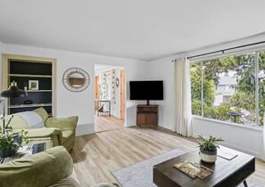 House, 2 Bedrooms | Living area - The Jasmine House - Cute & Centrally Located 2 Bedroom Home (Eugene)