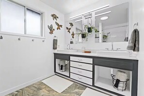 House, 2 Bedrooms | Bathroom - The Jasmine House - Cute & Centrally Located 2 Bedroom Home (Eugene)