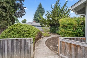 House, 2 Bedrooms | Property grounds - The Jasmine House - Cute & Centrally Located 2 Bedroom Home (Eugene)