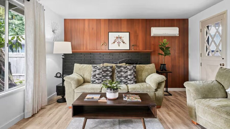 The Jasmine House - Cute & Centrally Located 2 Bedroom Home