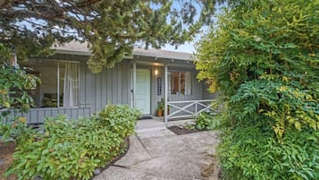 House, 2 Bedrooms | Exterior