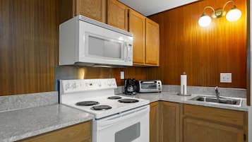 Studio, 1 Bedroom | Private kitchen