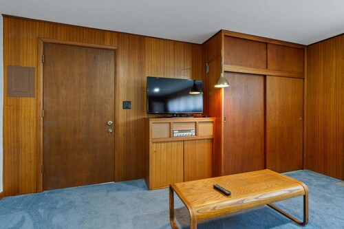 Sunflower Studio - 7 Minutes To Uo & 4 Minutes To Downtown 1 Bedroom Studio