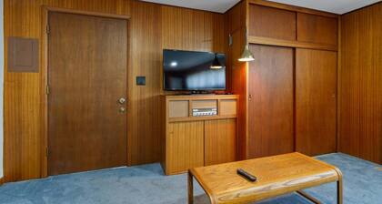 Sunflower Studio - 7 Minutes To Uo & 4 Minutes To Downtown 1 Bedroom Studio
