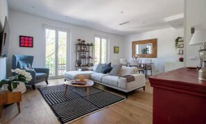 Living area - Elegant Family Apartment with Terrace Overlooking Eva Perón Park in Salamanca (Madrid)
