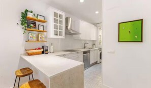 Private kitchen - Elegant Family Apartment with Terrace Overlooking Eva Perón Park in Salamanca (Madrid)