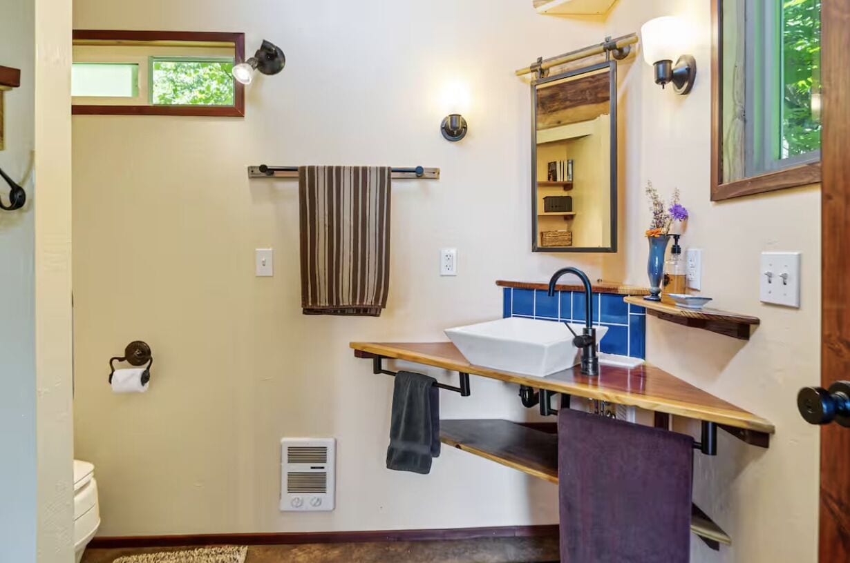 Cottage, 2 Bedrooms | Bathroom | Towels